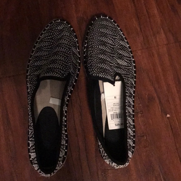 Brend new Universal Thread black and white shoes - Picture 2 of 4